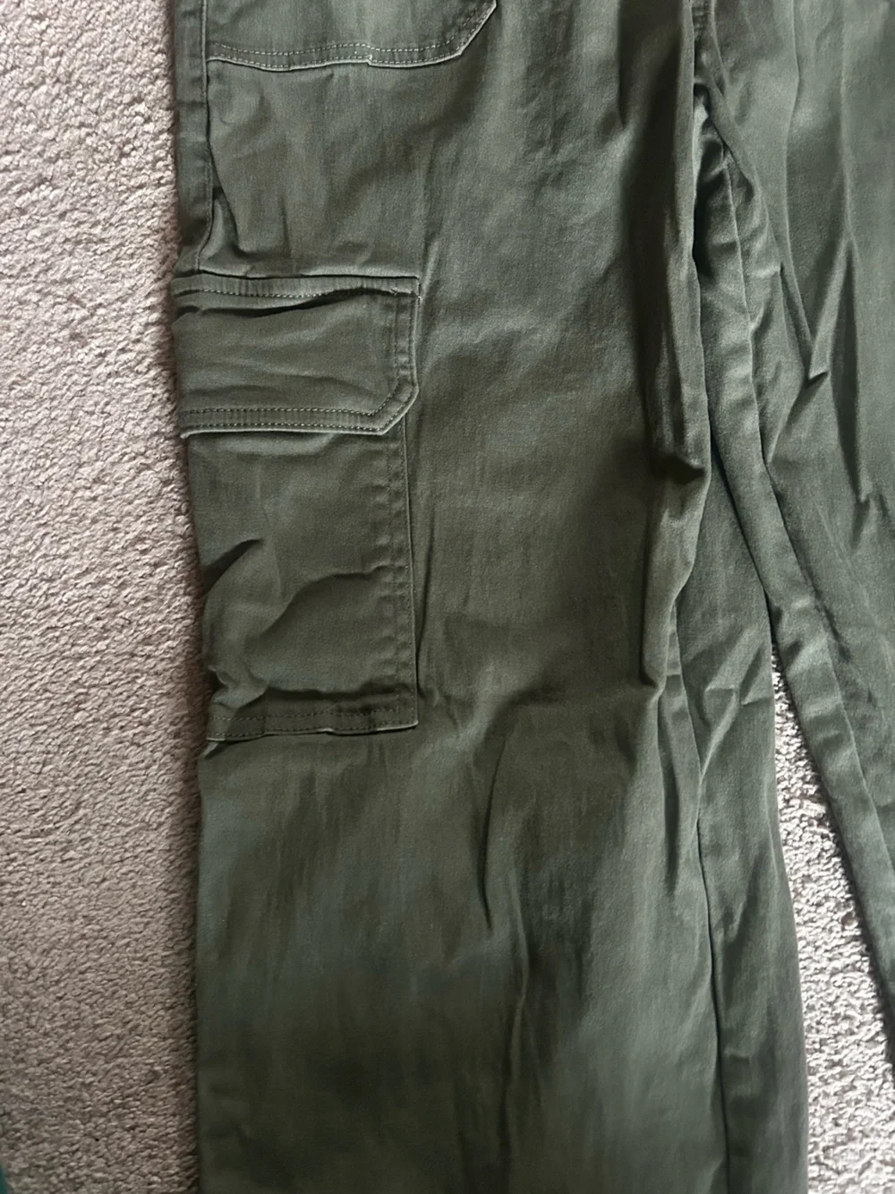 Women’s olive cargo pants - Picture 2 of 4